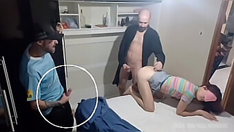 Soție Legată La Ochi Pentru O Surpriză Kinky În Timpul Sexului