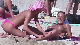 Lesbische Tieners Betrapt Op Camera Op Het Strand