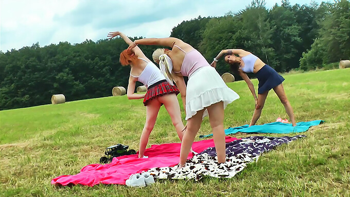 Yoga Med Bar Rumpe Og Gymnastikk I Utendørs Skoleuniform