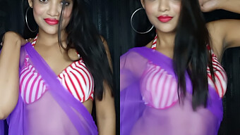 Gadis Asia Yang Menakjubkan, Rekha Boi, Menumpahkan Kemuliaan Berbulu Dalam Bikini Striptease