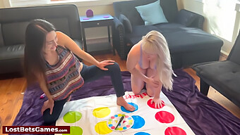 เลสเบี้ยนเล่น Twister เปลือยและใช้ของเล่นเพื่อชนะ