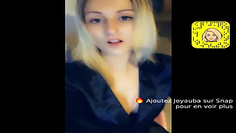 Blonde Bombe Lilou Nyter Litt Blowjob-Action Og Viser Frem De Små Brystene Sine