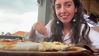 Katty West Csodálatos Pizzája És Arcára Élvezése Egy Nyilvános Kávézóban