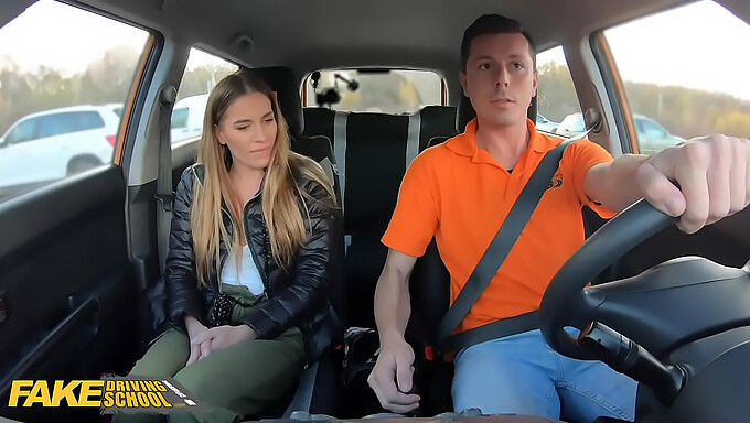 Eveline Dellai Получава Задна Седалка След Разбивка Във Видеото На Fakedrivingschool