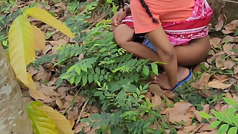 Jeune Africaine Fait Pipi Dans Les Bois