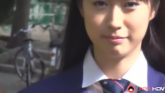 Tomomi Motozawa Ger Sin Klasskamrat En Djup Avsugning I Skoluniform.