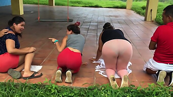 Yoga Dengan Pantyhose: Pengalaman Yang Bermain-Main Dan Menggoda