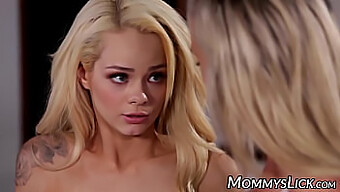 Elsa Jean, Piękna Blondynka, Oddaje Się Trochę Palcówki I Zabawy Z Cipką