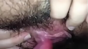 Masturbándome Con Un Coño Peludo