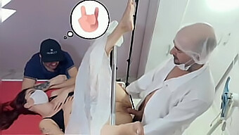 La Femme Du Mari Rend Visite À Un Gynécologue Étrange Pour Une Fellation Et Un Massage