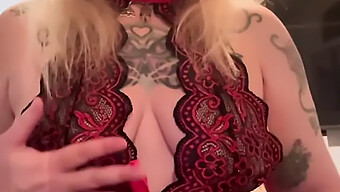 Gata Tatuada E Perfurada Se Masturba Em Lingerie Vermelha