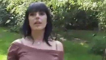 Brunetka Je Placena Za Sex Venku