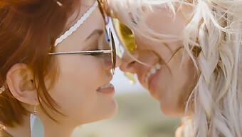 Une Superbe Femme Trans Et Une Fille À L'Esprit Libre Éprouvent Du Plaisir Ensemble