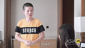 Adolescenta Asiatică Yuan Zi Yi Primește O Ejaculare Pe Un Penis Mare În Acest Videoclip De 60 Fps