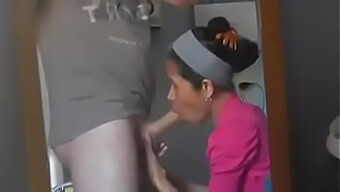 Pembantu Rumah Memberikan Saya Handjob Di Ruang Tamu