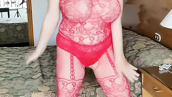 Sarışın Büyükanne Maria, Bodystocking'De Büyük Göğüslerini Sergiliyor