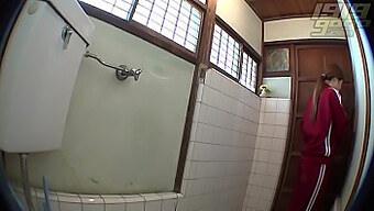 アジアのカワイイ子がトイレでおしっこをする:隠しカメラビュー