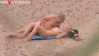 Hombre Maduro Y Adolescente Hacen El Amor En La Playa