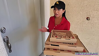 Jay Romero Và Rion King Thỏa Mãn Trong Pizza Và Giao Hàng Nóng Bỏng Của Ember Snow Với Một Cuộc Tình Ba