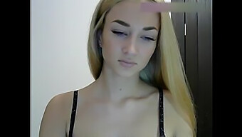 Un Model Frumos De Webcam Adolescent Este Futut Live În Fața Camerei