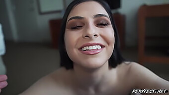 Kaitlyn Katsaros Ukazuje Svou Atraktivní Postavu Během Drsné Bdsm Seance