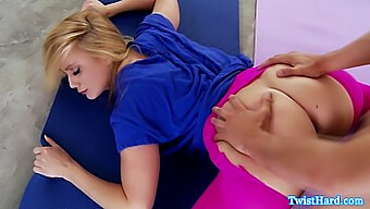 Aj Applegate Visar Upp Sina Sensuella Yoga- Och Deepthroating-Färdigheter.