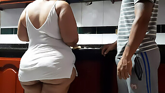 Milf Si Fa Toccare La Figa In Un Video Fatto In Casa