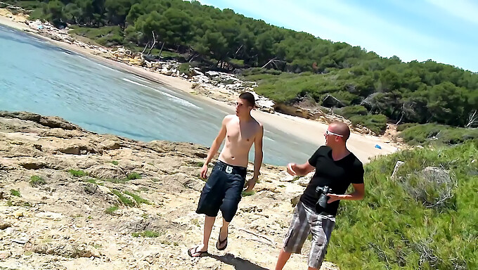 Naturlig Babe Får Sin Fisse Og Røv Kneppet På Stranden