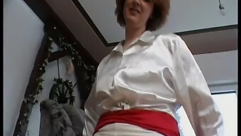 Duitse Milf Geniet Van Solo Masturbatie Met Kaarslicht In Deze Lesbische Video.