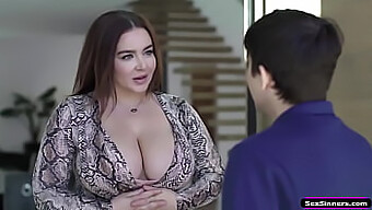 المراهق (18+) يتلقى البلع العميق من امرأة أكبر سنًا في Sex Sinners