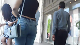 Ragazza Indiana Con Jeans Stretti Gode Del Gioco Anale