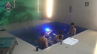 Bellezas Tatuadas Y Delgadas En Un Trío En La Piscina Que Se Descontrola.