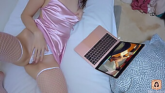 18+ Přítelkyně Se Masturbuje Až K Orgasmu