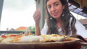 Katty West'S Stomende Café-Ontmoeting: Pizza En Sperma Op Haar Gezicht