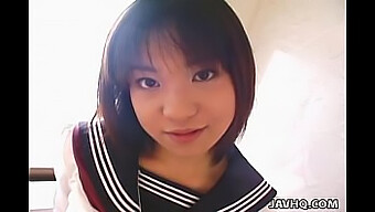 Eine Wunderschöne Japanische Teenagerin Bekommt In Einem Ungefilterten Video Eine Gesichtsbehandlung