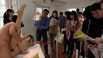 Japanske Tenåringer På Et Kunstshow Blir Knullet