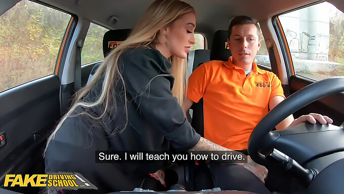 Daisy Lee Bekommt Eine Deepthroat-Lektion In Fakedrivingschool-Video