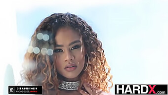 Scarlit Scandal Mendapatkan Vaginanya Yang Ketat Dientot Dalam Video Hardcore Interracial