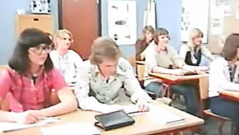 Follada En El Salón De Clases: Sexo Retro En El Aula