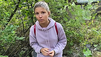 Gina Gersons Outdoor-Pissen Führt Zu Einer Heißen Begegnung