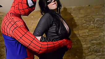 Prsatá Cosplay Catwoman Dává Spidermanovi Kouření V Pozici Kovbojky