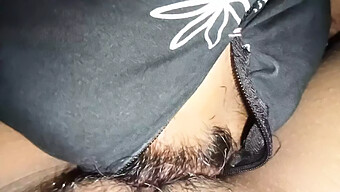 Genç (18+) Kıllı Amını Sıkı Ve Islak Yapıyor