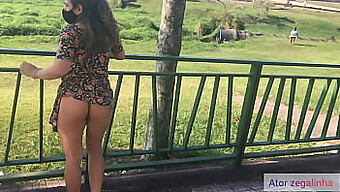 Esposa Exibe Em Uma Praça Pública, Revelando Seu Vestido Sem Cueca!