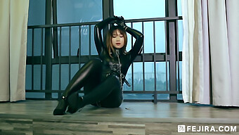 Asiatisk Babe I Latex Catsuit Underkastet Kinky Fetish Leg