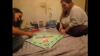 La Esposa Madura Recibe Una Corrida Interna Después De Perder Un Juego De Monopoly