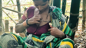 Bhabhi Del Pueblo Desi Recibe Una Paja Y Es Masturbada Al Aire Libre