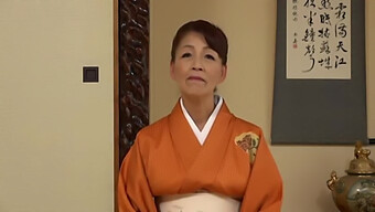 Japansk Milf Spiser Fitte Og Får Creampie