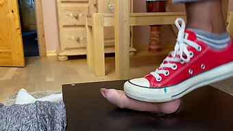 Kona Får Sine Converse Chucks Knust I