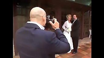 La Mariée Aux Gros Seins D'Un Photographe Célèbre Reçoit Une Fellation Et Se Masturbe En Lingerie Pour Son Livre De Mariage