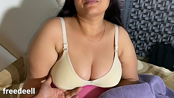 Bà Mẹ Hindi Desi Nhận Được Một Bất Ngờ Creampie